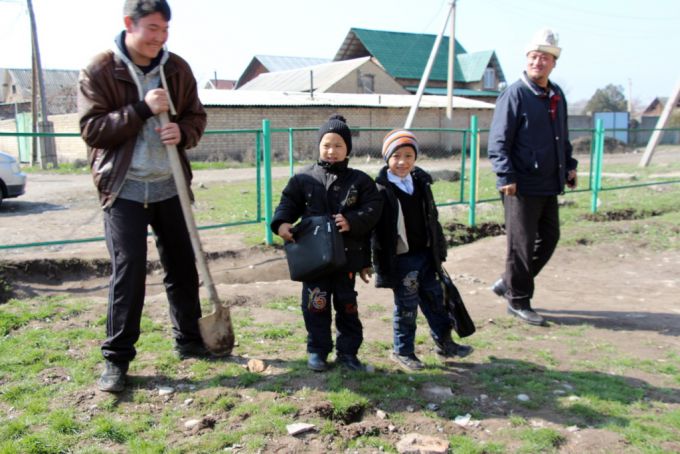 «Зеленый Бишкек – озеленение пришкольных участков». Акция 3 апреля 2015 года